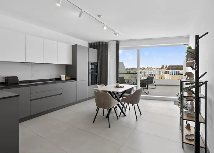 Top Floor Escape Penthouse Gwardamanga photo