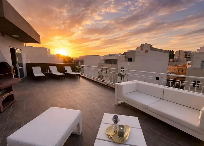 Apartmán Bright Penthouse With Large Terrace & Sunset Views Santa Vennera fotorgafie